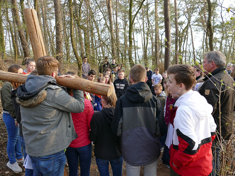 Ökumenischer Jugendkreuzweg in Naumburg (Foto: Karl-Franz Thiede)